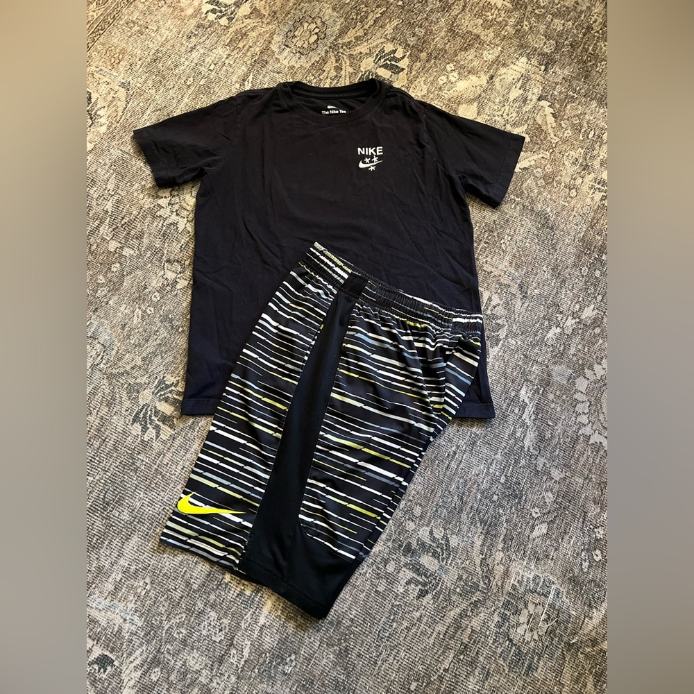 Nike World Traveler Tee & Dri-Fit Stripe Shorts Large